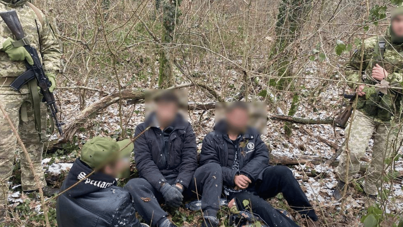 Трое нарушителей пытались перепрыгнуть через забор и попасть в Словакию