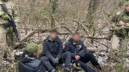 Трое нарушителей пытались перепрыгнуть через забор и попасть в Словакию - 285x160