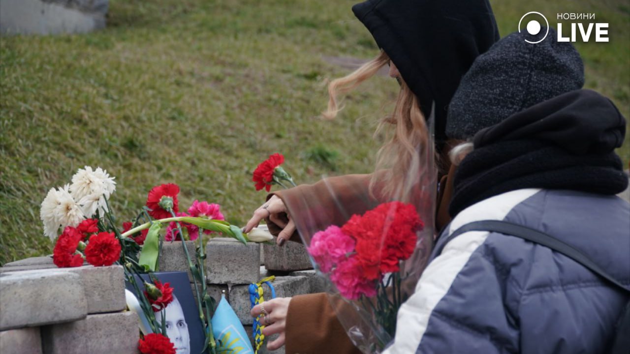 В Киеве чтят память погибших Героев Небесной Сотни - фото 4