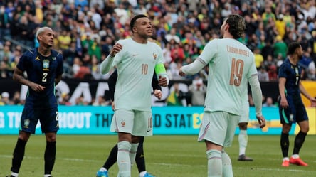 Мбаппе во время матча отобрал капитанскую повязку у Канте - 285x160