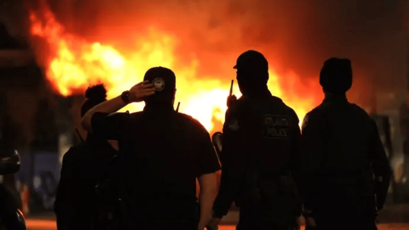 Протесты в США - в Атланте люди вышли на протесты и совершают поджоги