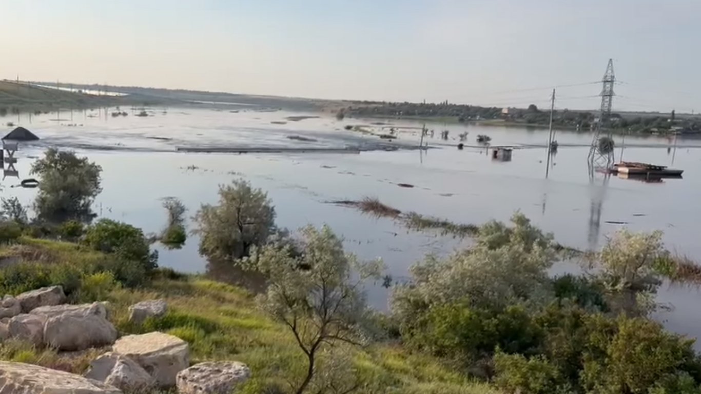 Подрыв Каховской ГЭС: вода дошла до Николаевской области