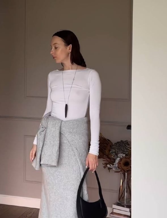 Хтось носить светр на поясі задля оригінальності