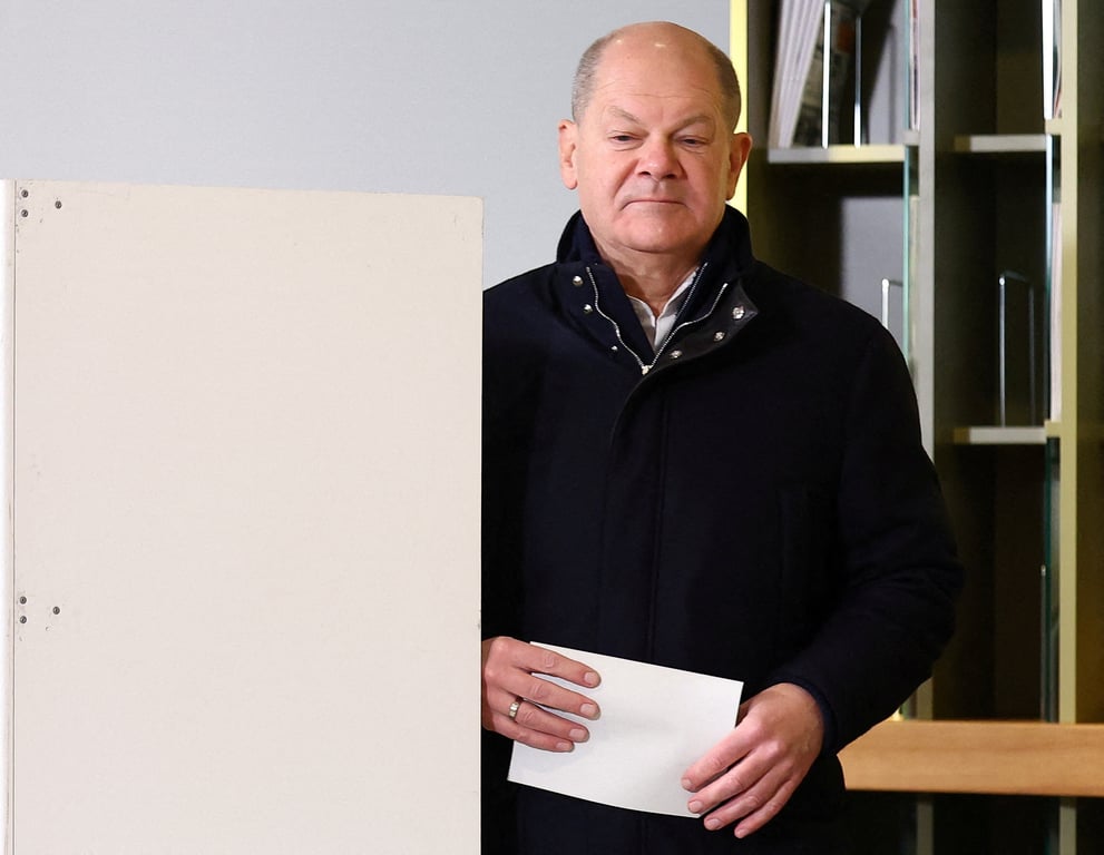 Олаф Шольц голосує на виборах