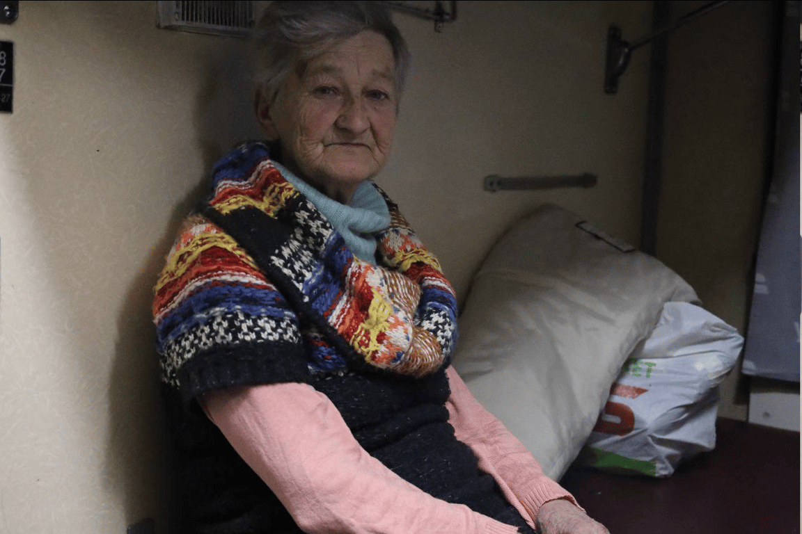 Укрзалізниця продовжує евакуювати жителів Донеччини — фото - фото 3