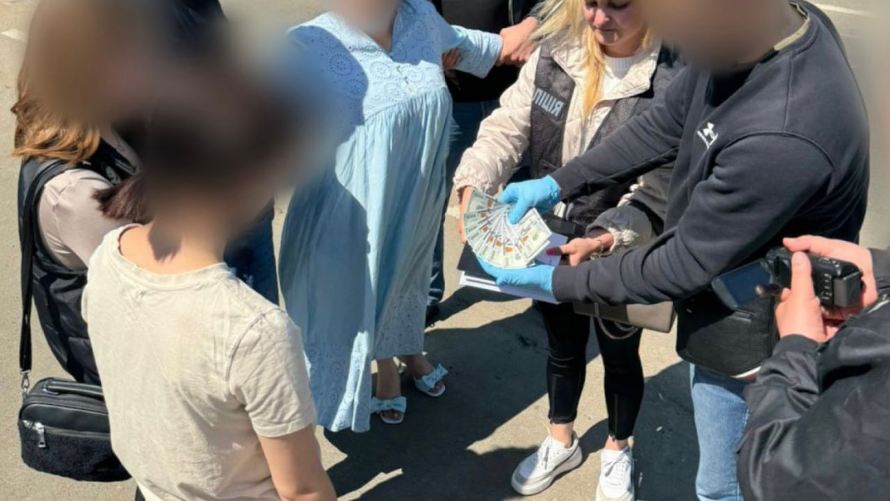 Працівниця одеського райсуду отримала хабар у 1 000 доларів