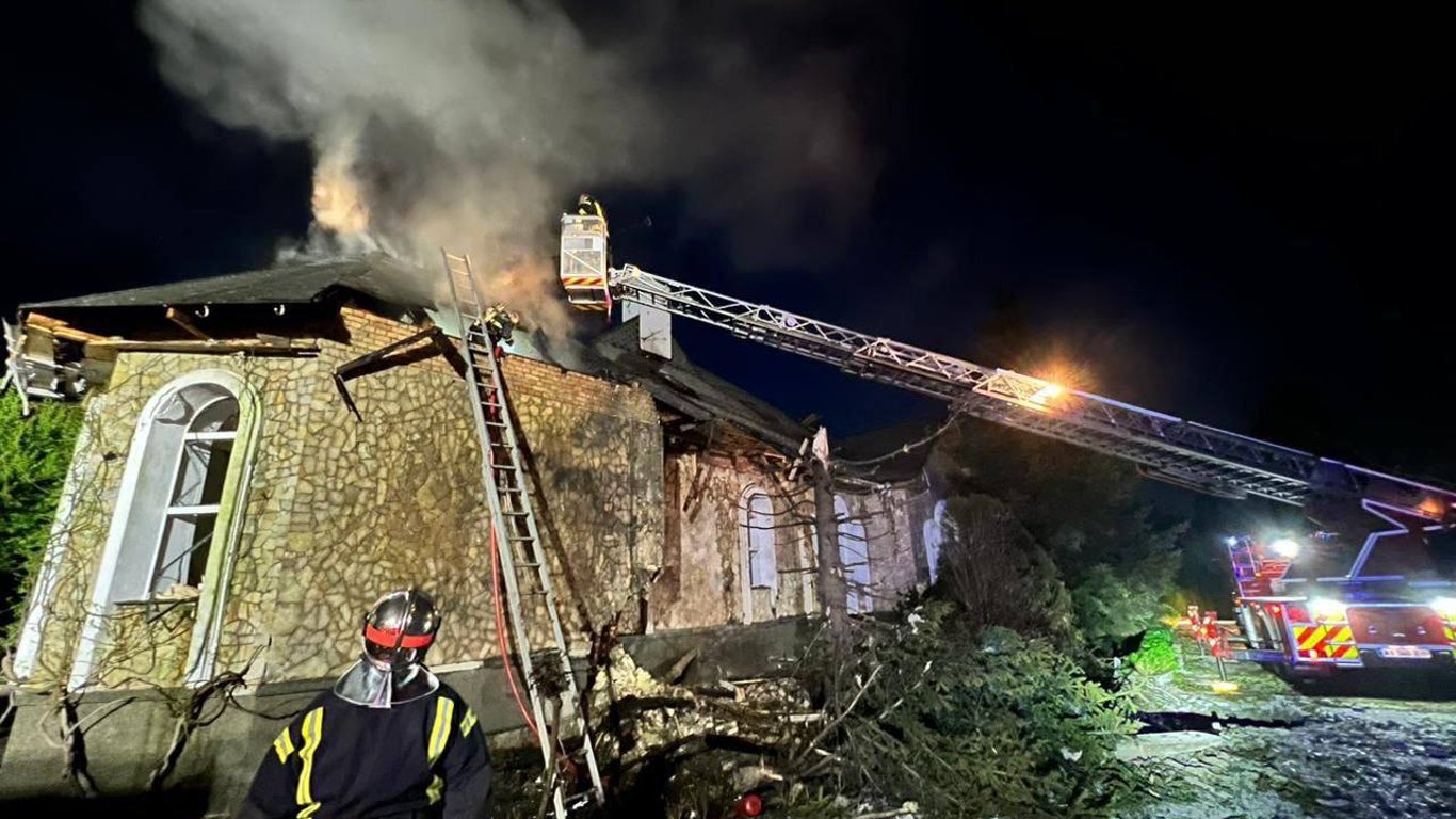 Через нічні обстріли Київщини спалахнув приватний будинок: що відомо про постраждалих