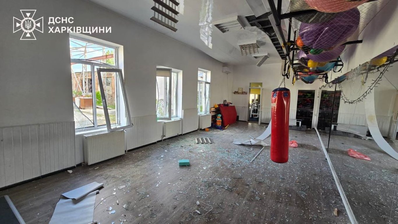 Сліди крові та вибиті вікна — на Харківщині російська бомба впала біля спортклубу