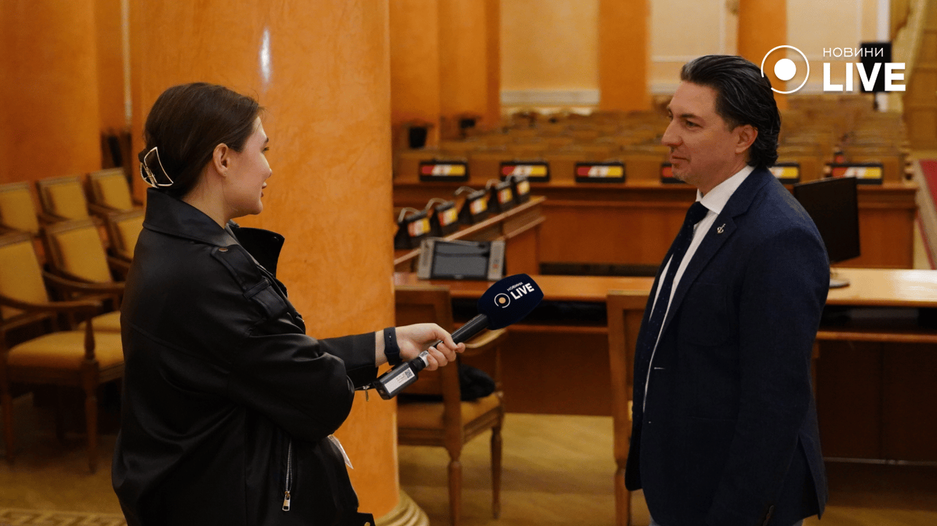 Иван Липтуга о визуальном шуме на улицах. Фото: Новости.LIVE/ Юлия Браславская