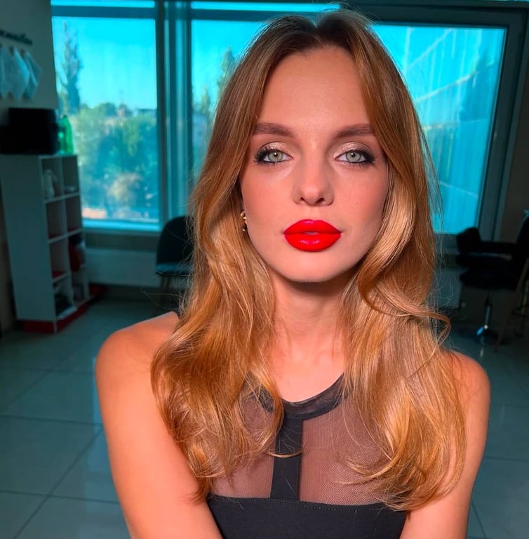 Макіяж з акцентом на губи ідеально підходить для свята