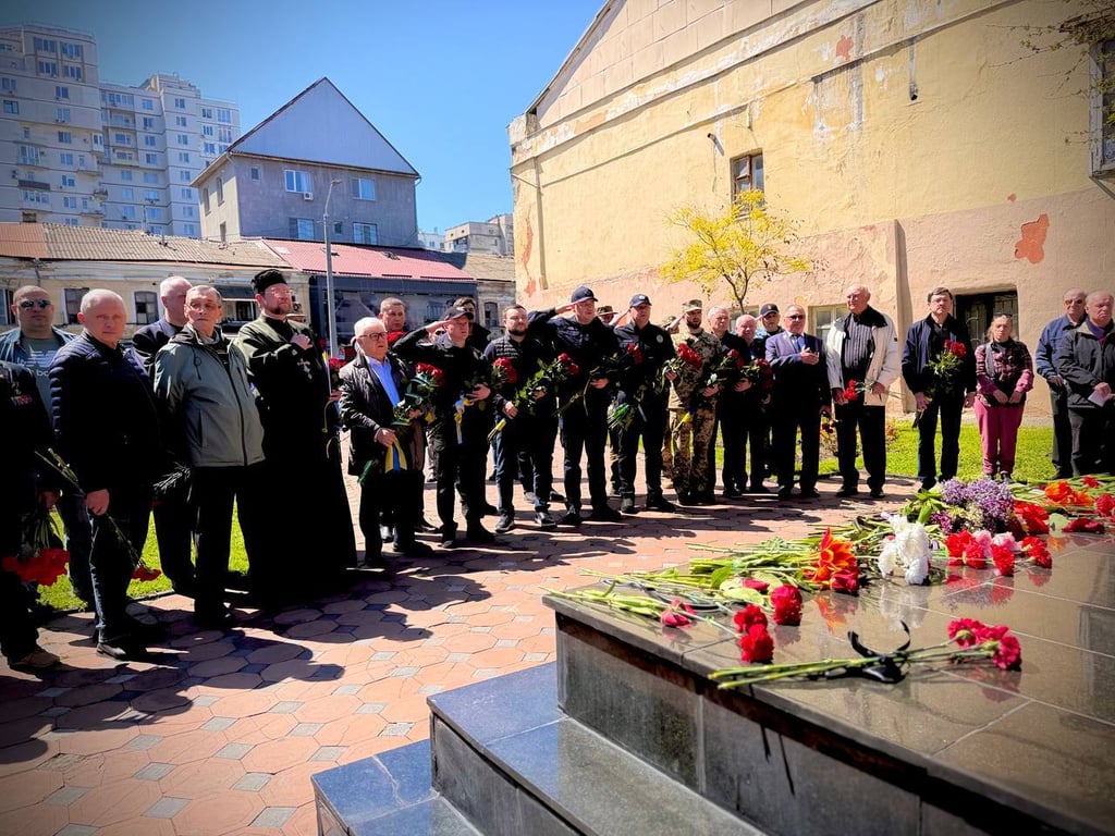  Люди зібралися на покладання квітів в Одесі