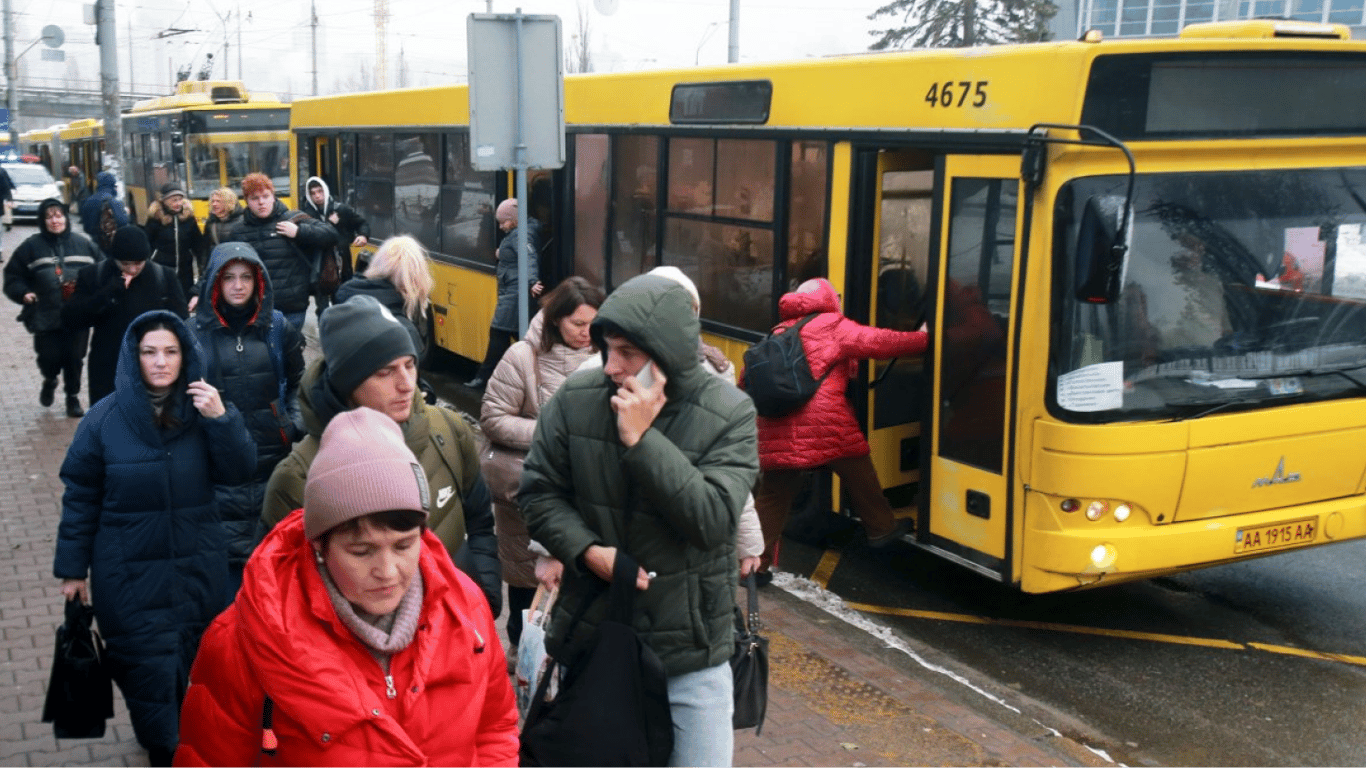 Пільговий проїзд у 2025 році  — хто окрім пенсіонерів не платитиме за транспорт