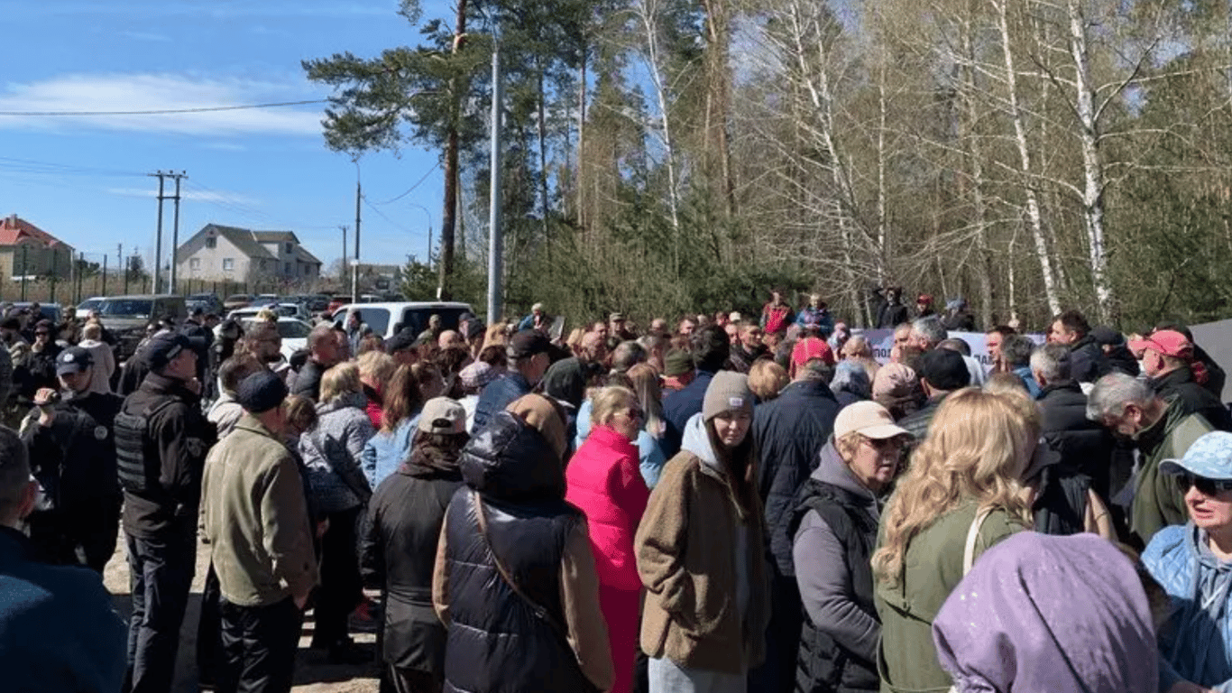 На Київщині блокують будівництво військового кладовища — чого бояться місцеві