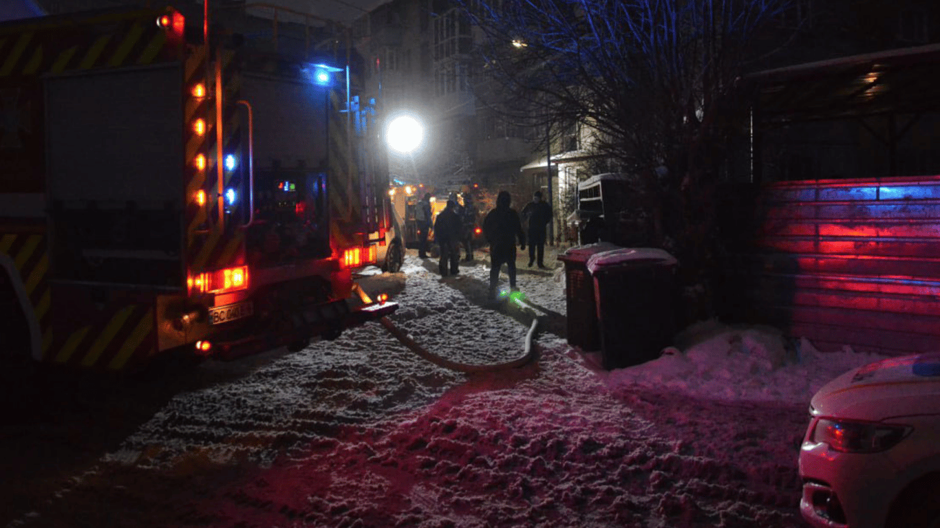 Во время пожара во Львове спасатели спасли человека