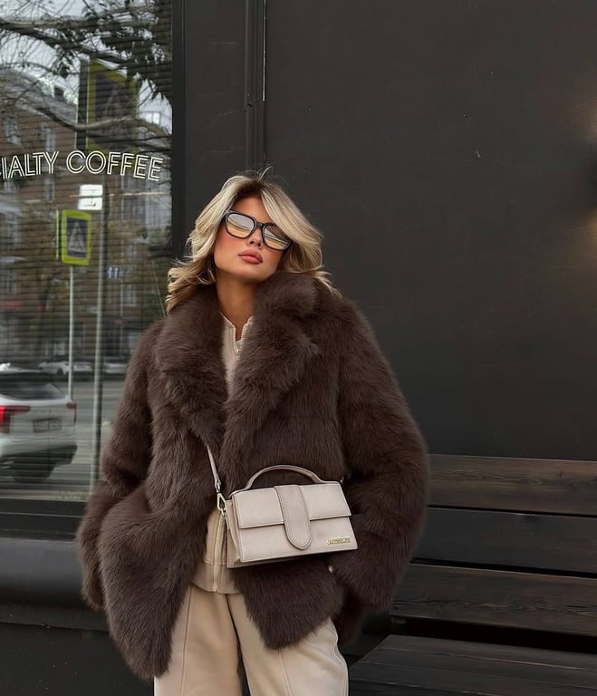 Коричнева екошубка має дуже елегантний вигляд