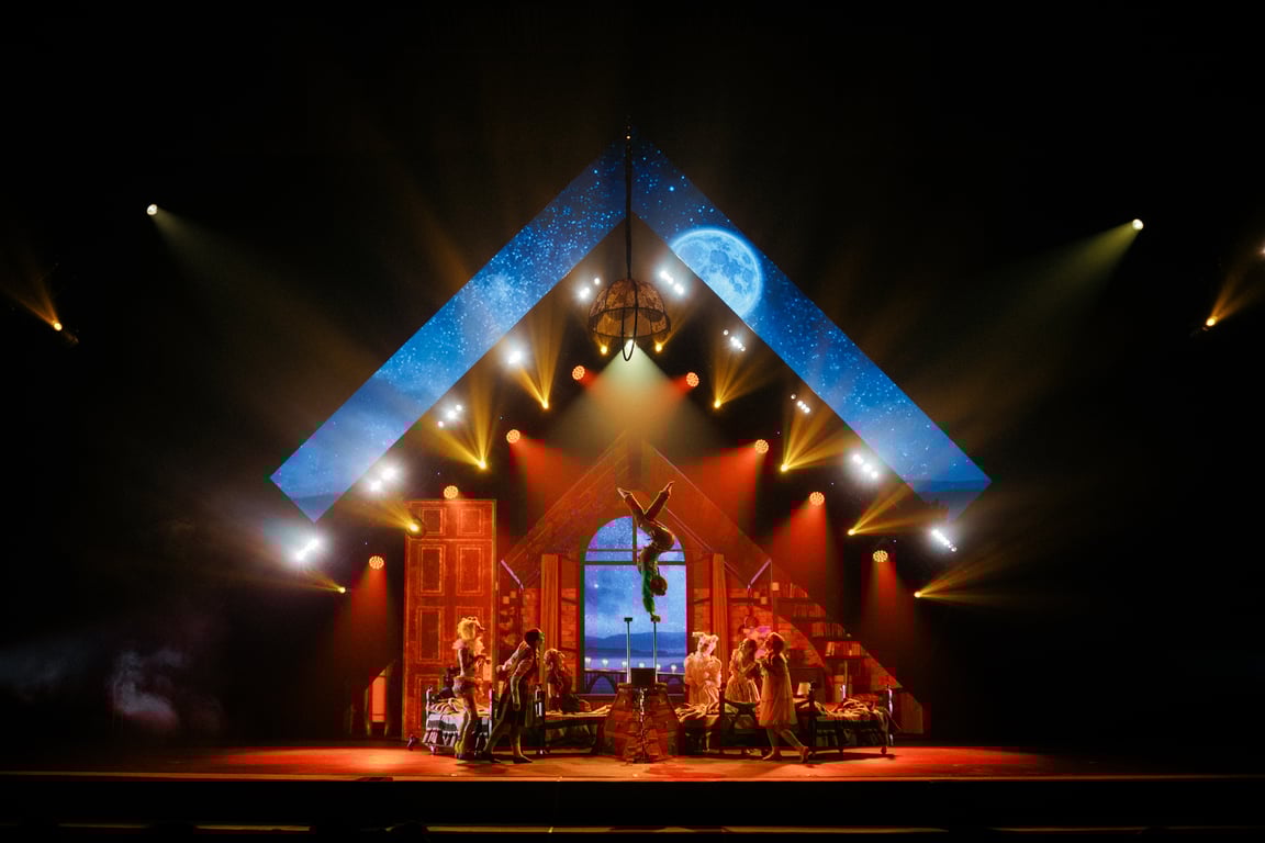 "Потяг у дива", сценографія