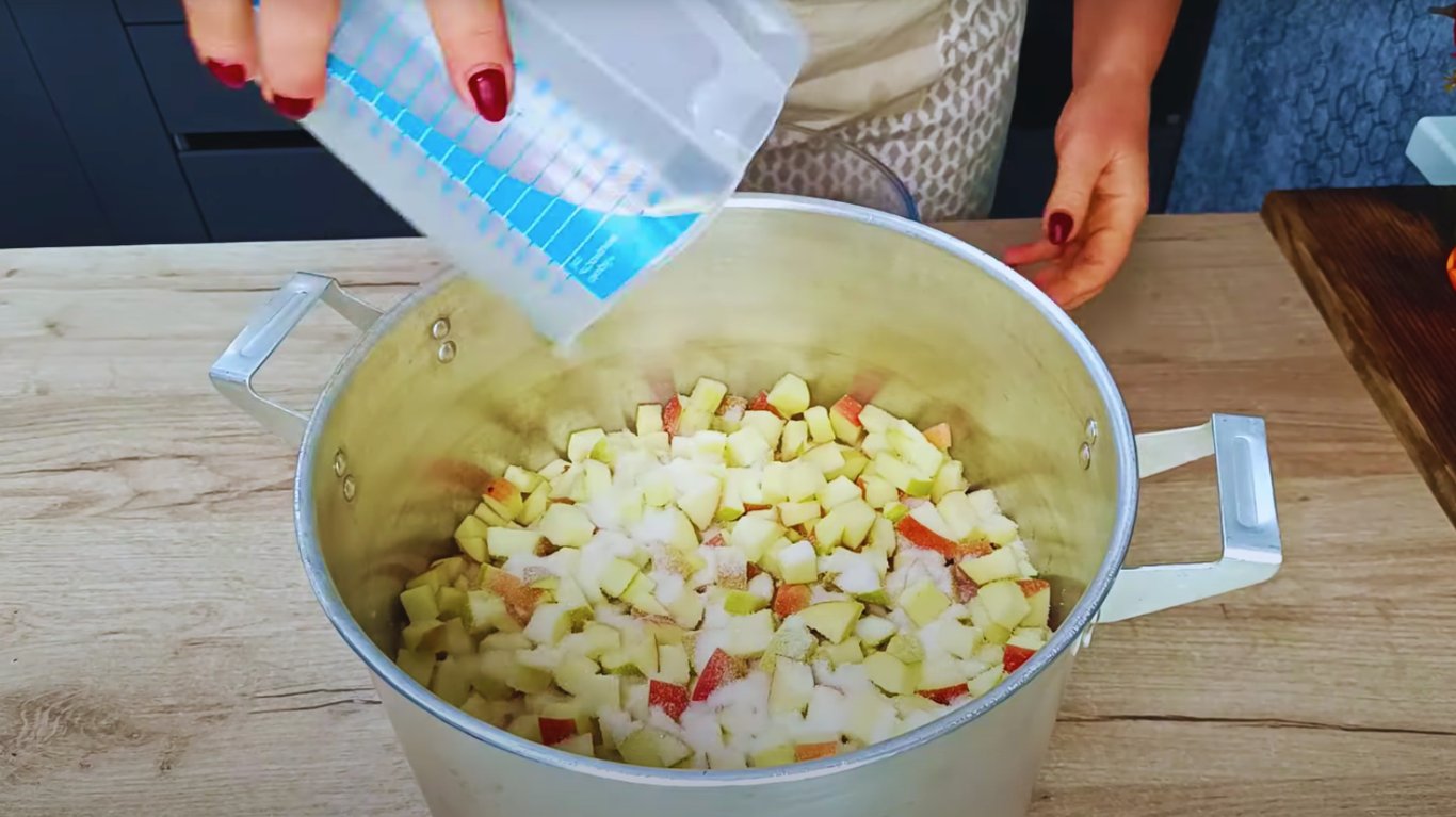 заготівля з яблуками на зиму