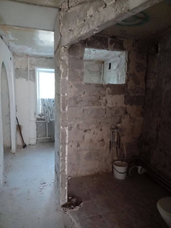 зруйнована квартира в Маріуполі