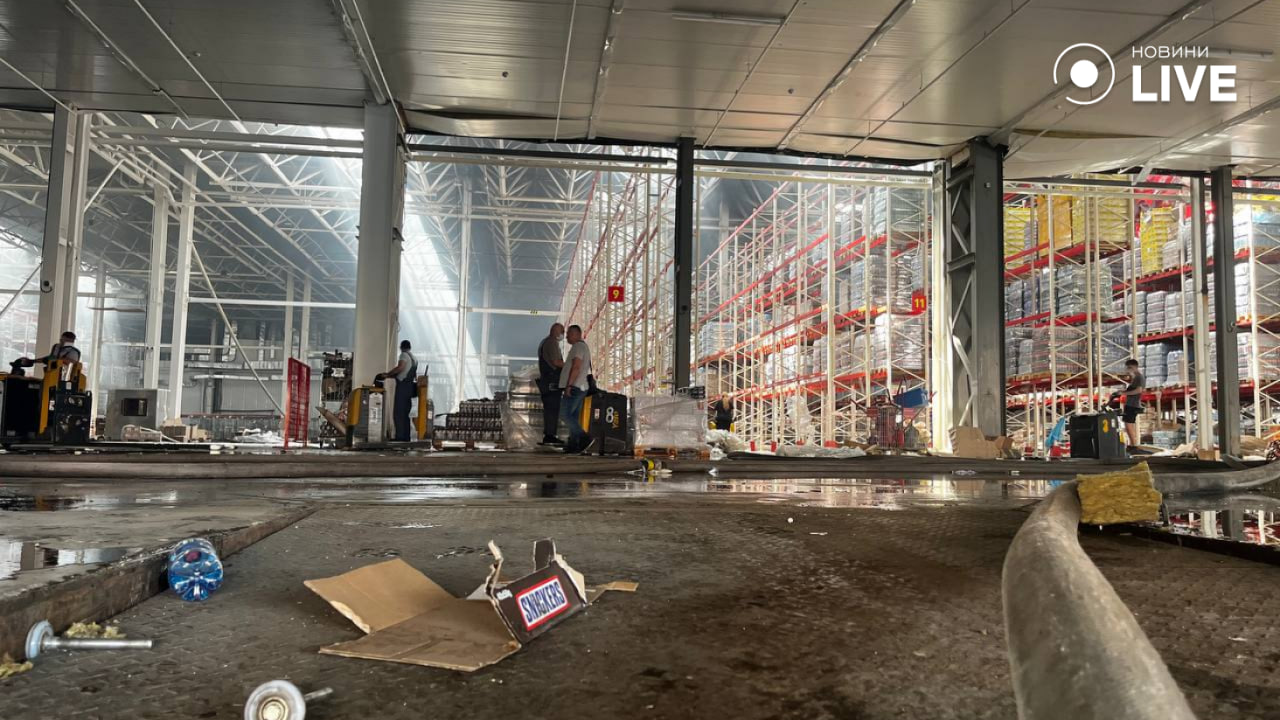 Росіяни влучили в склад магазину в Одесі 24 червня