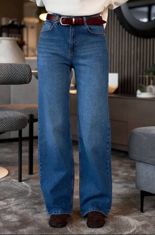 Прямі джинси - універсальний елемент гардеробу