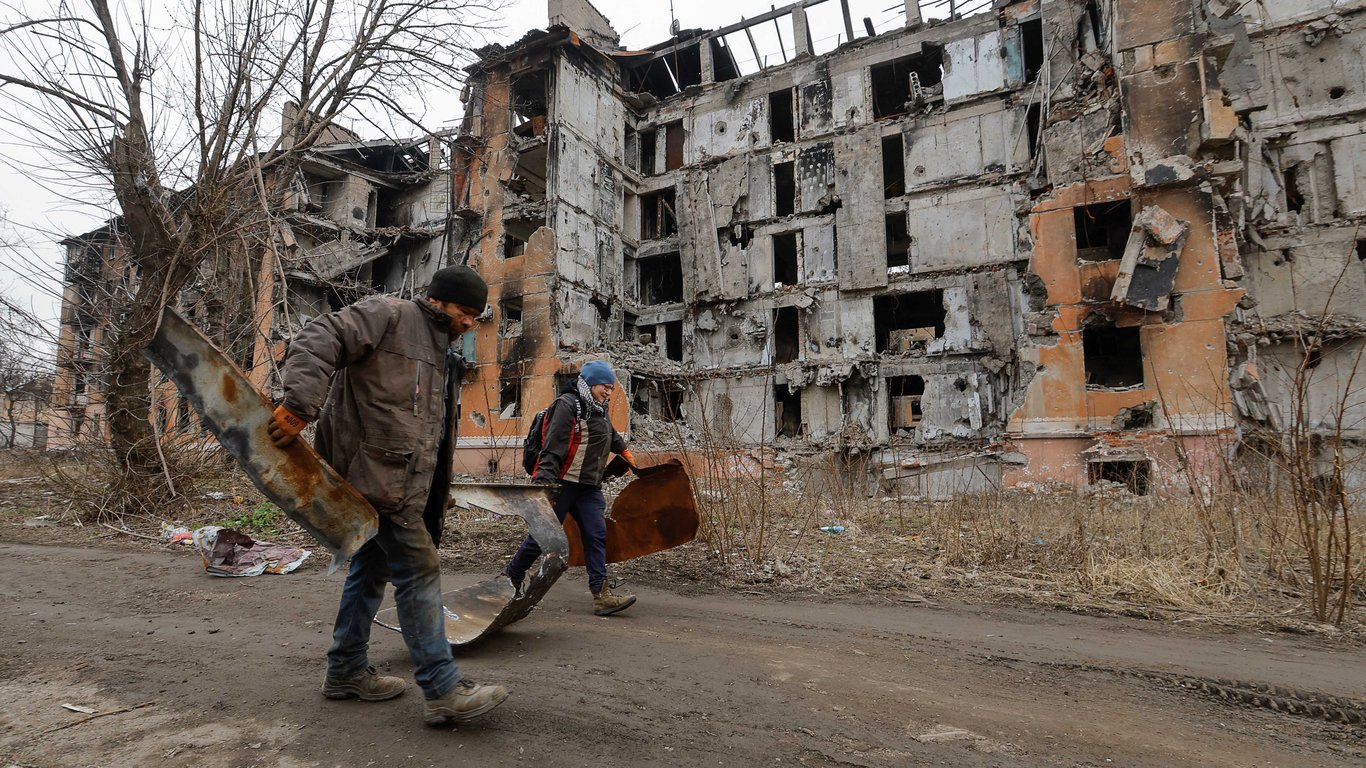 Нескінченні черги, алкоголізм і мародерство: як сьогодні виживають жителі Маріуполя