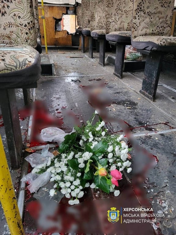 Сліди крові в салоні маршрутки, яку атакували російські військові в Херсоні