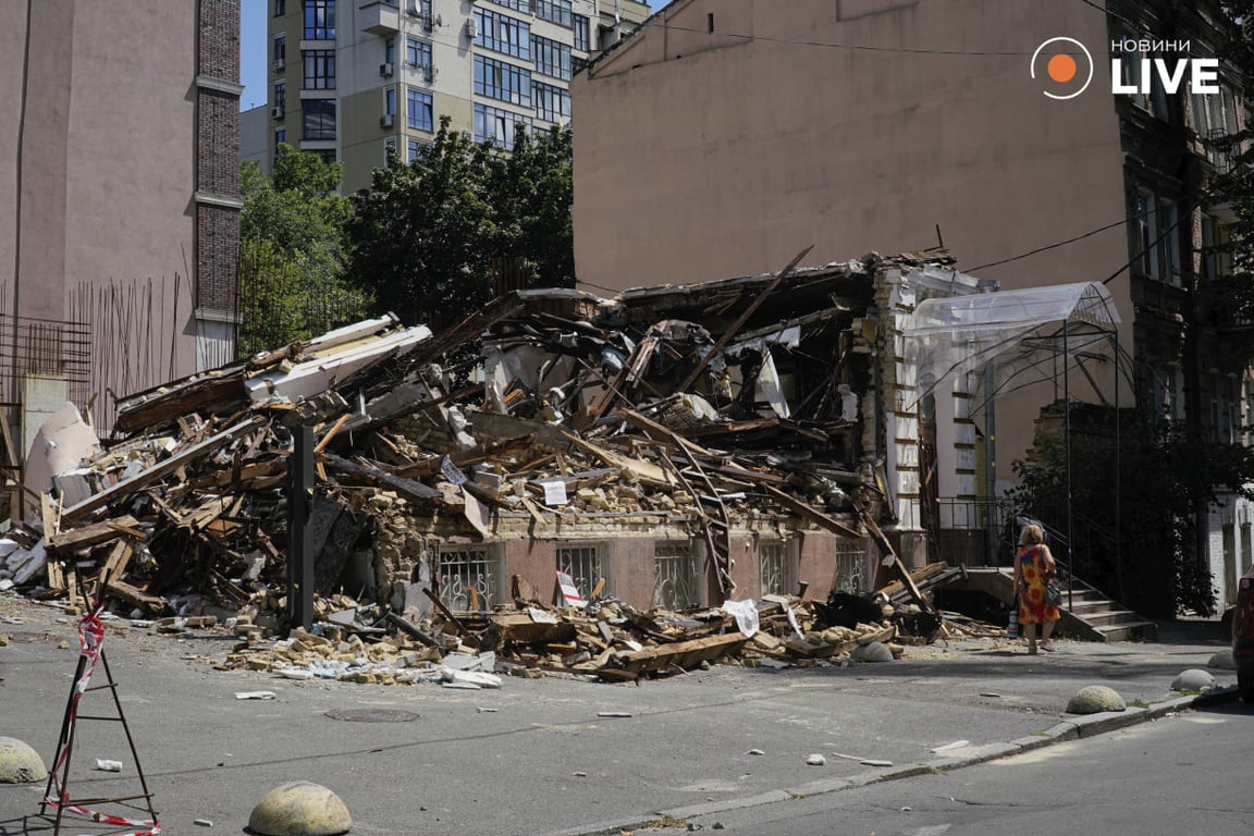Фоторепортаж из разрушенной усадьбы Зеленских в Киеве - кто будет восстанавливать исторический дом - фото 5
