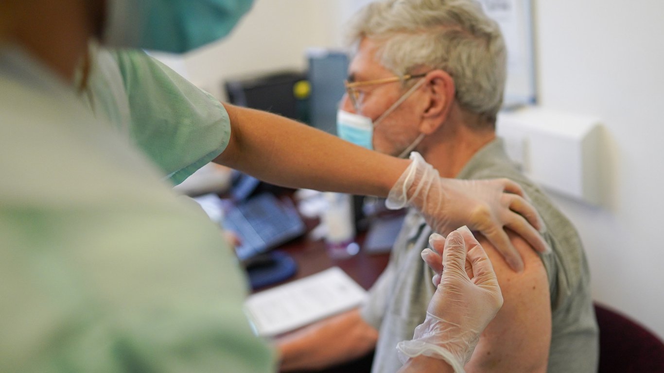 Чаще всего в Одессе болеют коронавирусом пенсионеры: где сделать прививку
