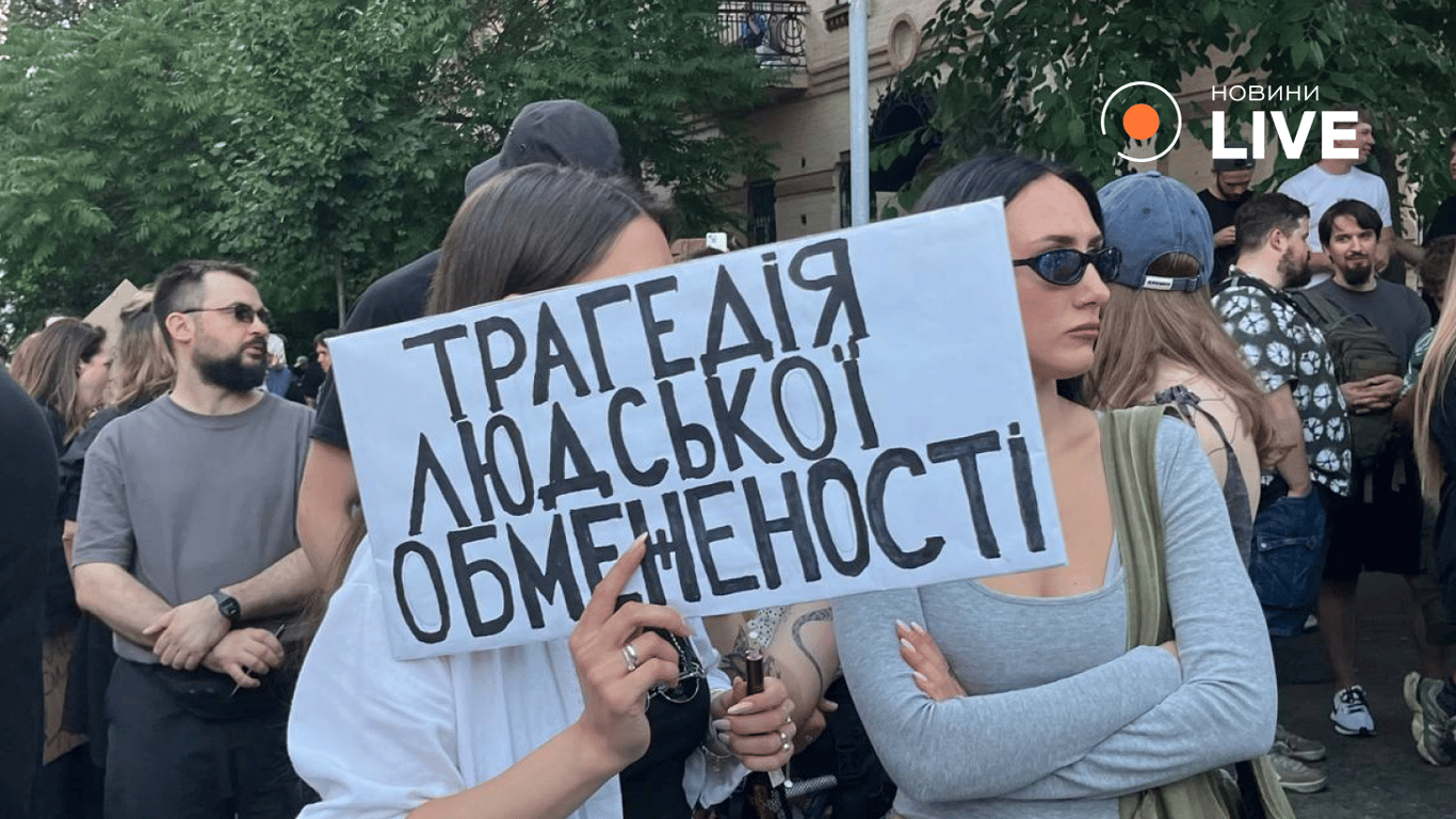 Кияни вимагають відставку Сирського