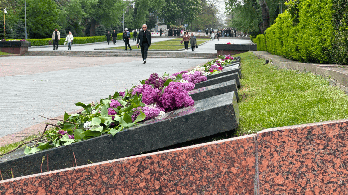 Бузок і гвоздики: одесити сьогодні прийшли на Алею Слави