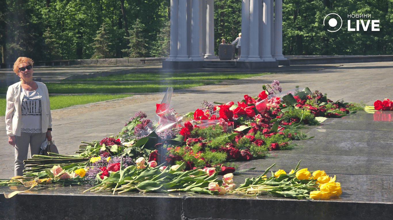 Квіти покладені до меморіалу у Харкові