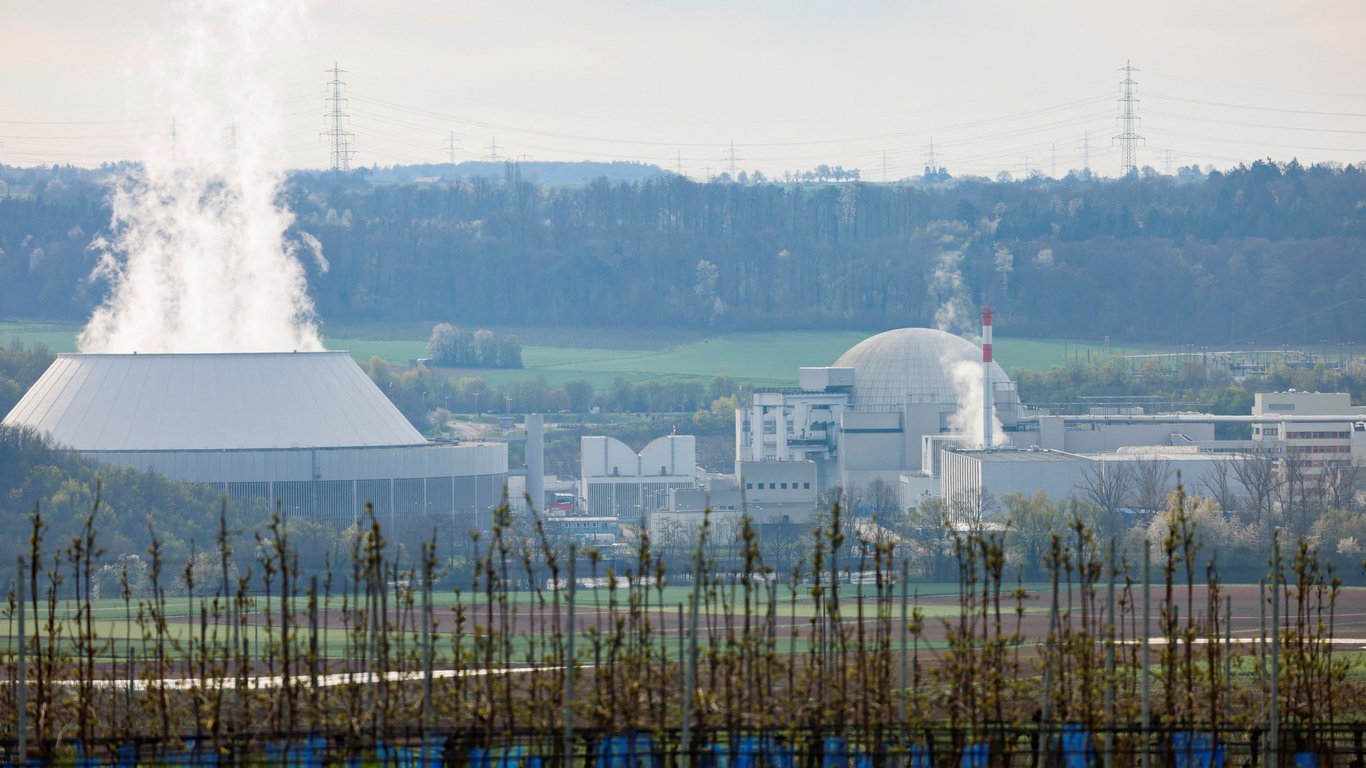 Германия останавливает работу последних трех атомных электростанций