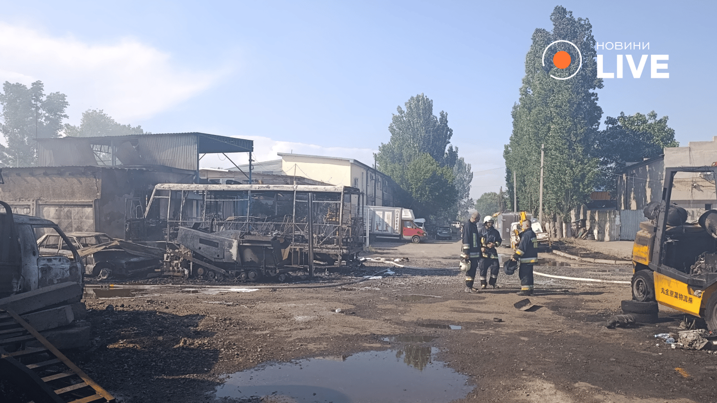 Рятувальники ліквідовують наслідки обстрілу Одеси. Фото: Новини.LIVE