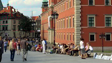 Зарплаты и выплаты в Польше — что ждет украинцев в сентябре 2025 - 285x160