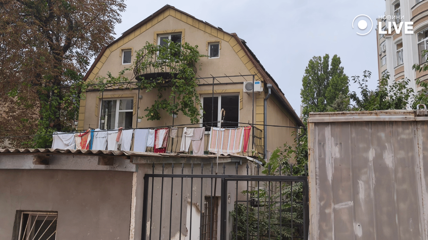 Пошкоджений приватний будинок після атаки на Одесу