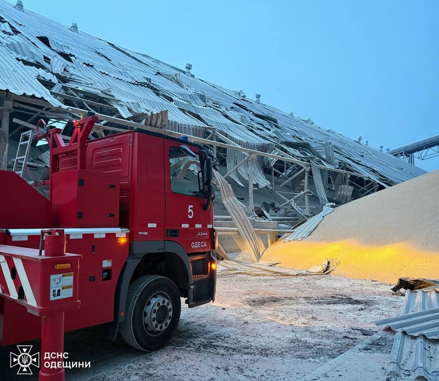 Машина рятувальників на місці влучання російського БпЛА