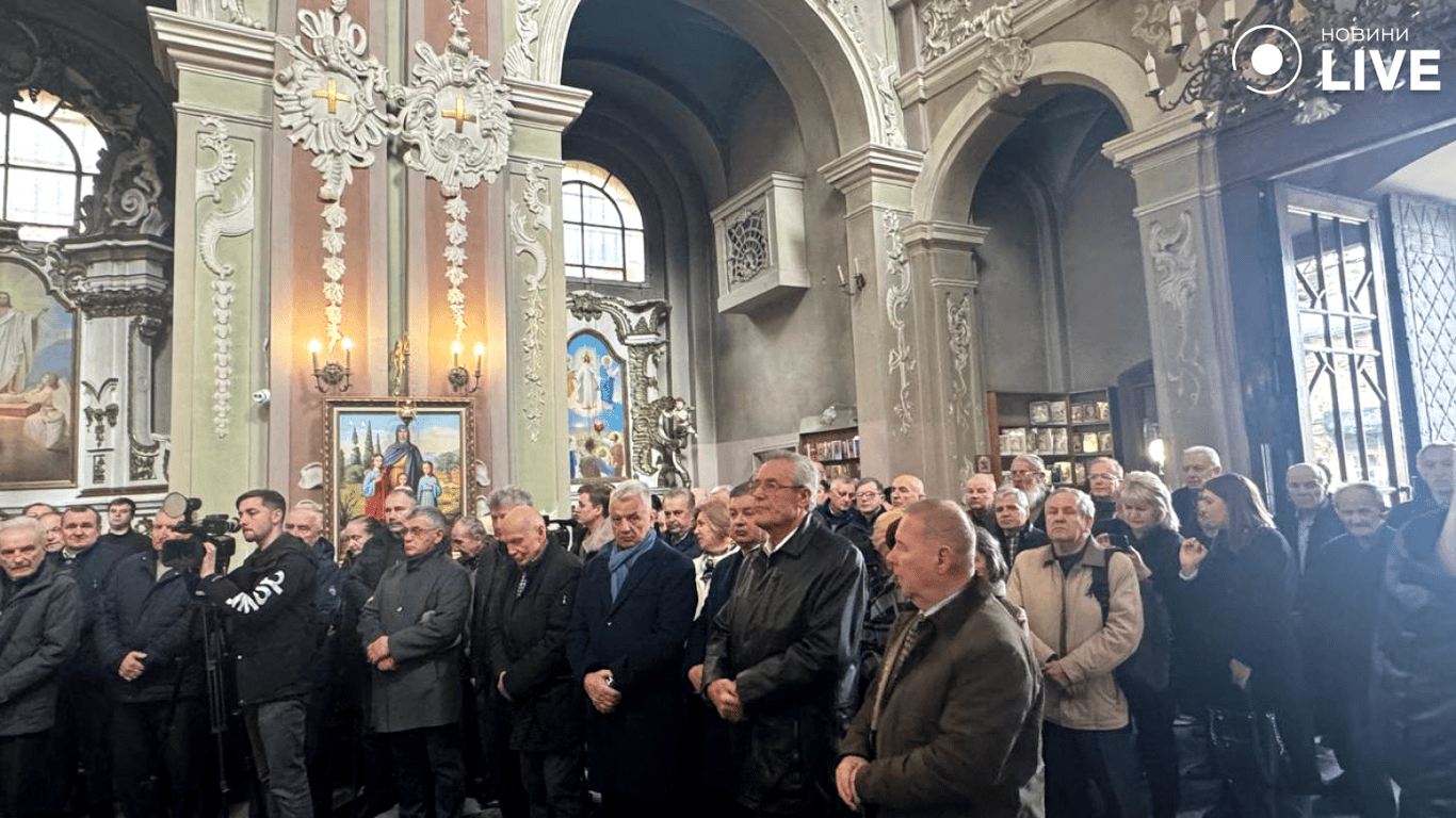 Люди, пришедшие почтить память Юхновского