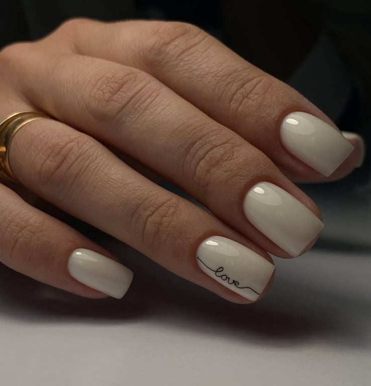 Ніжний манікюр з квадратною формою