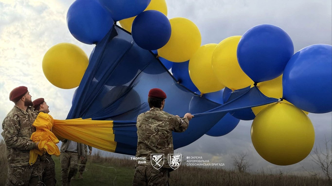 Український прапор на дроні летить у бік окупованої частини Донецької області.