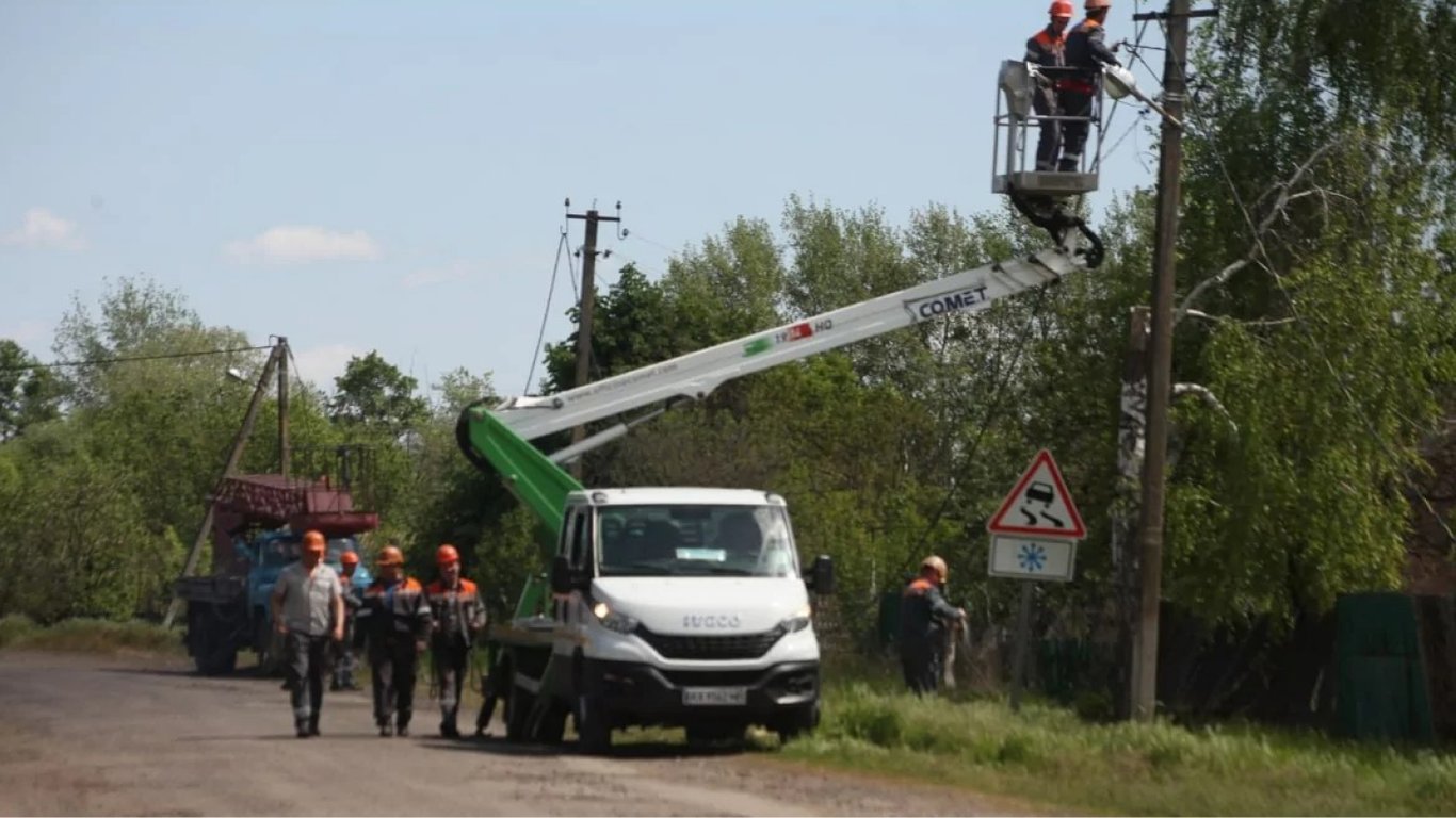 На Харківщині РФ атакувала енергетиків: двоє постраждали