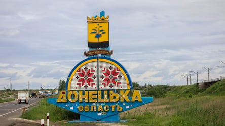 В мережі виник скандал через активістів, які перефарбували стелу на в'їзд у Донецьку область - 285x160