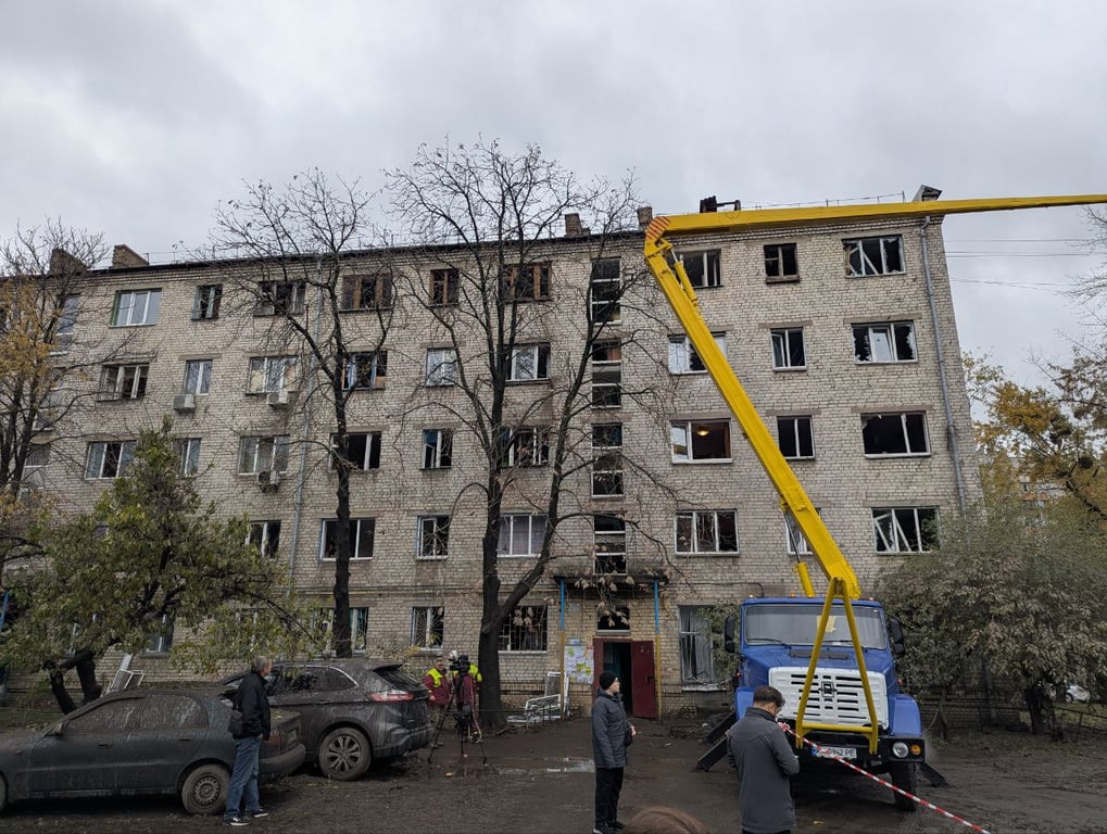 Київ пережив черговий нічний обстріл — фоторепортаж - фото 1