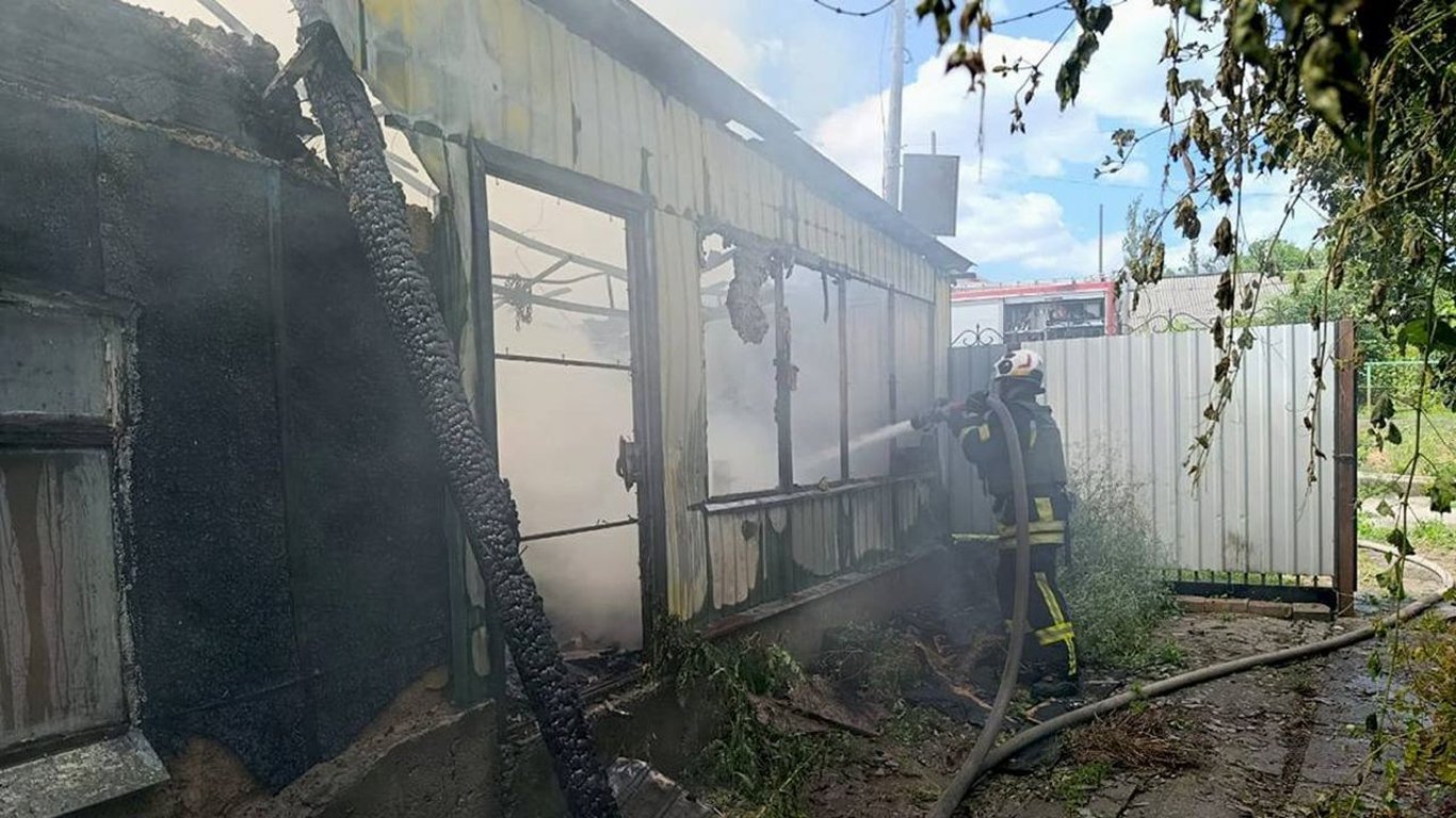 Росіяни вдарили по кількох районах Дніпропетровщини: є загибла та поранені