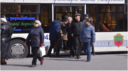 Пенсіонери в транспорті — за що можуть виписати штраф у жовтні - 285x160