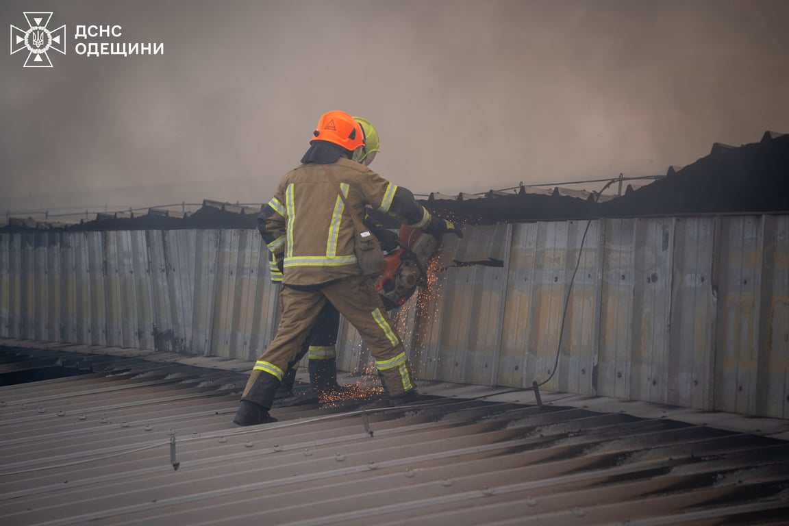 Рятувальники ріжуть плити, щоб дістатися до вогню