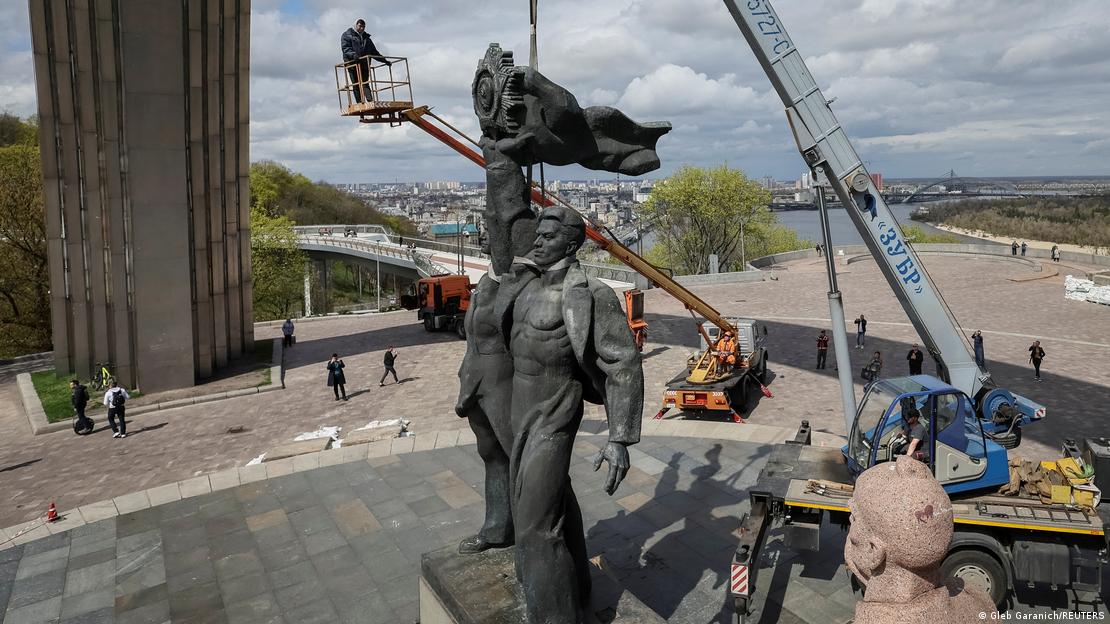 демонтаж памятника под Аркой в Киеве