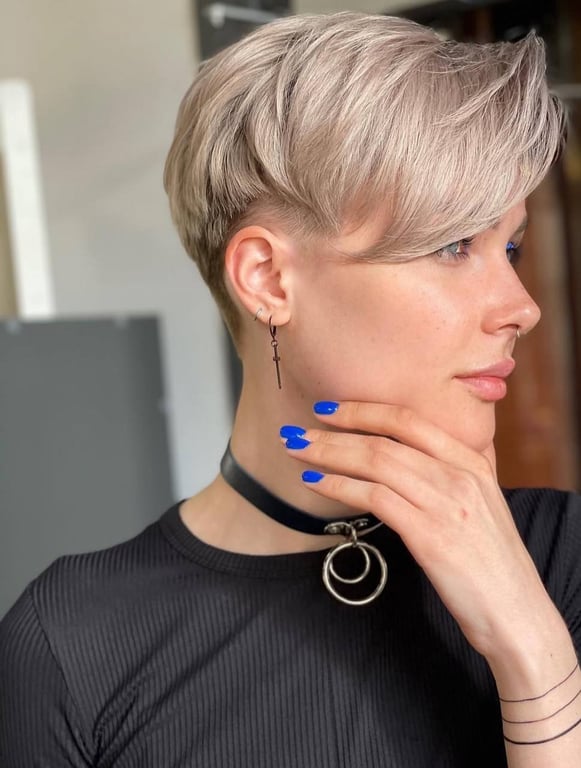 Жінка з коротким волоссям завжди має особливий вигляд