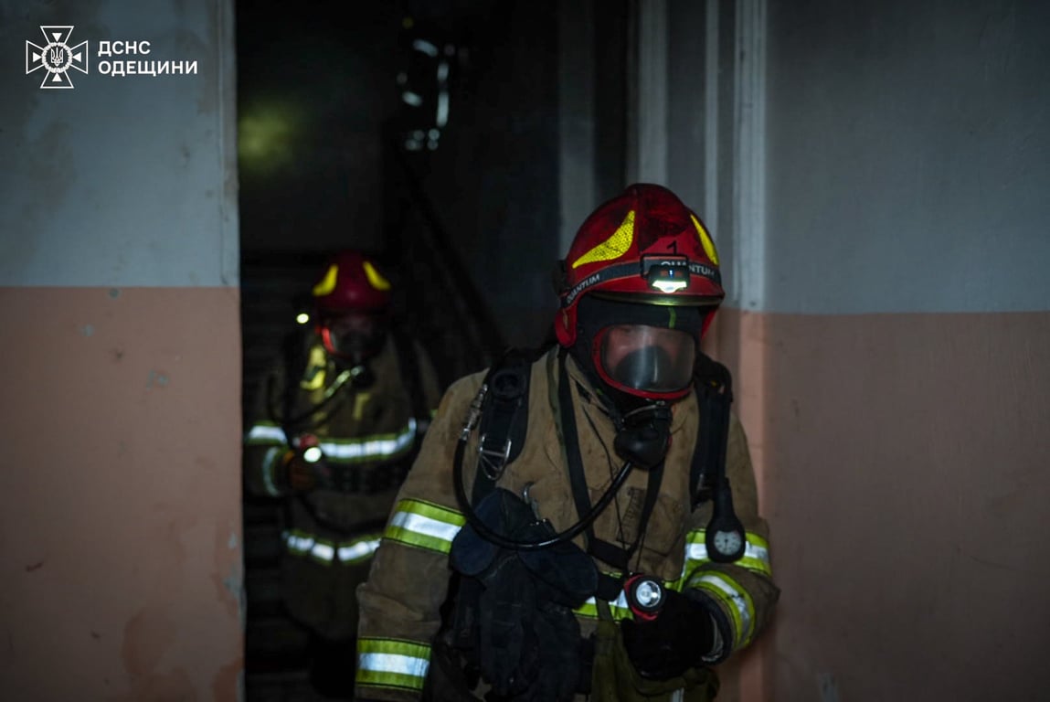 Рятувальник зайшов у задимлене приміщення
