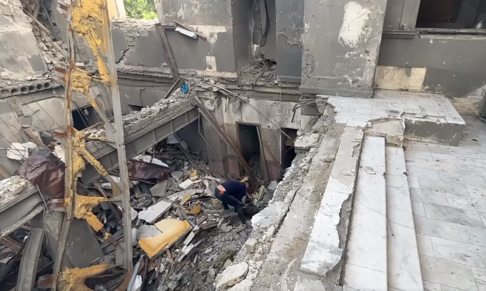 Розбір завалів вівтаря. Фото: скриншот