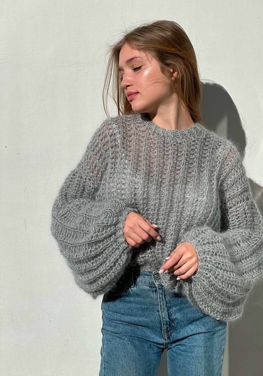 Теплый вязаный свитер идеальный выбор для зимы